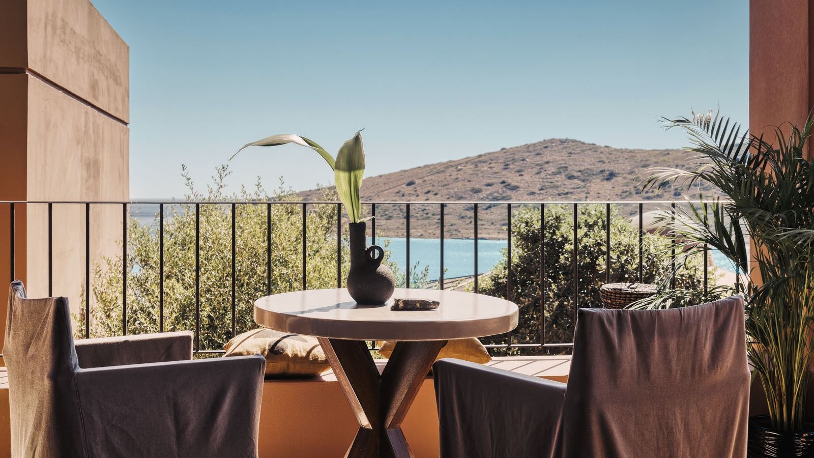 rooms-luxury-family-2-bdr-suite-sv-with-outdoor-jacuzzi