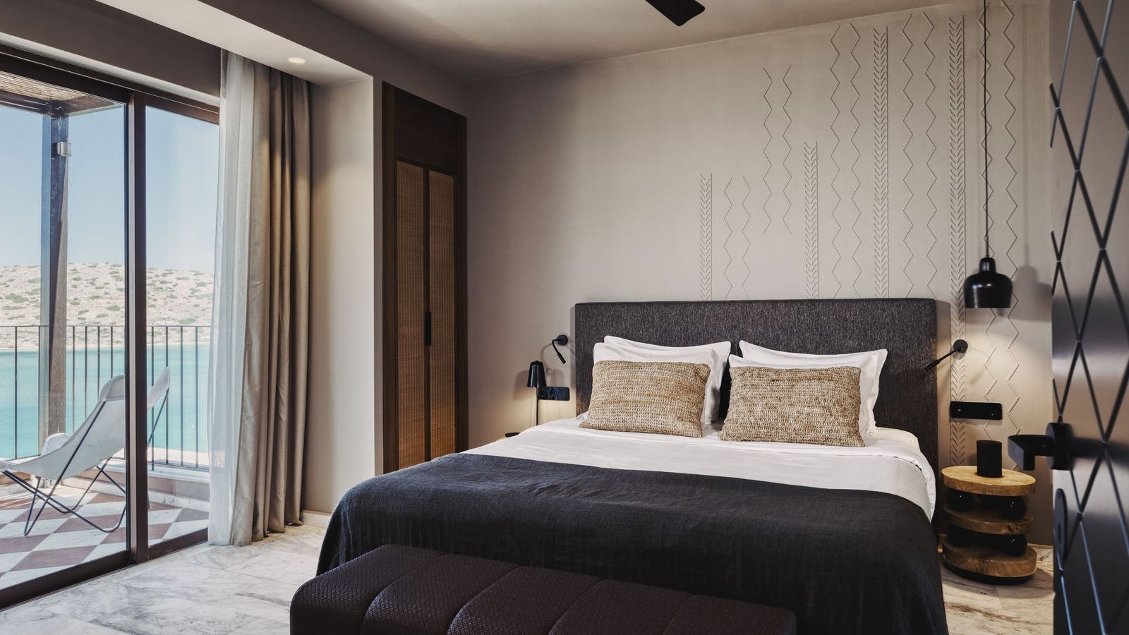 rooms-luxury-family-2-bdr-suite-sv-with-outdoor-jacuzzi