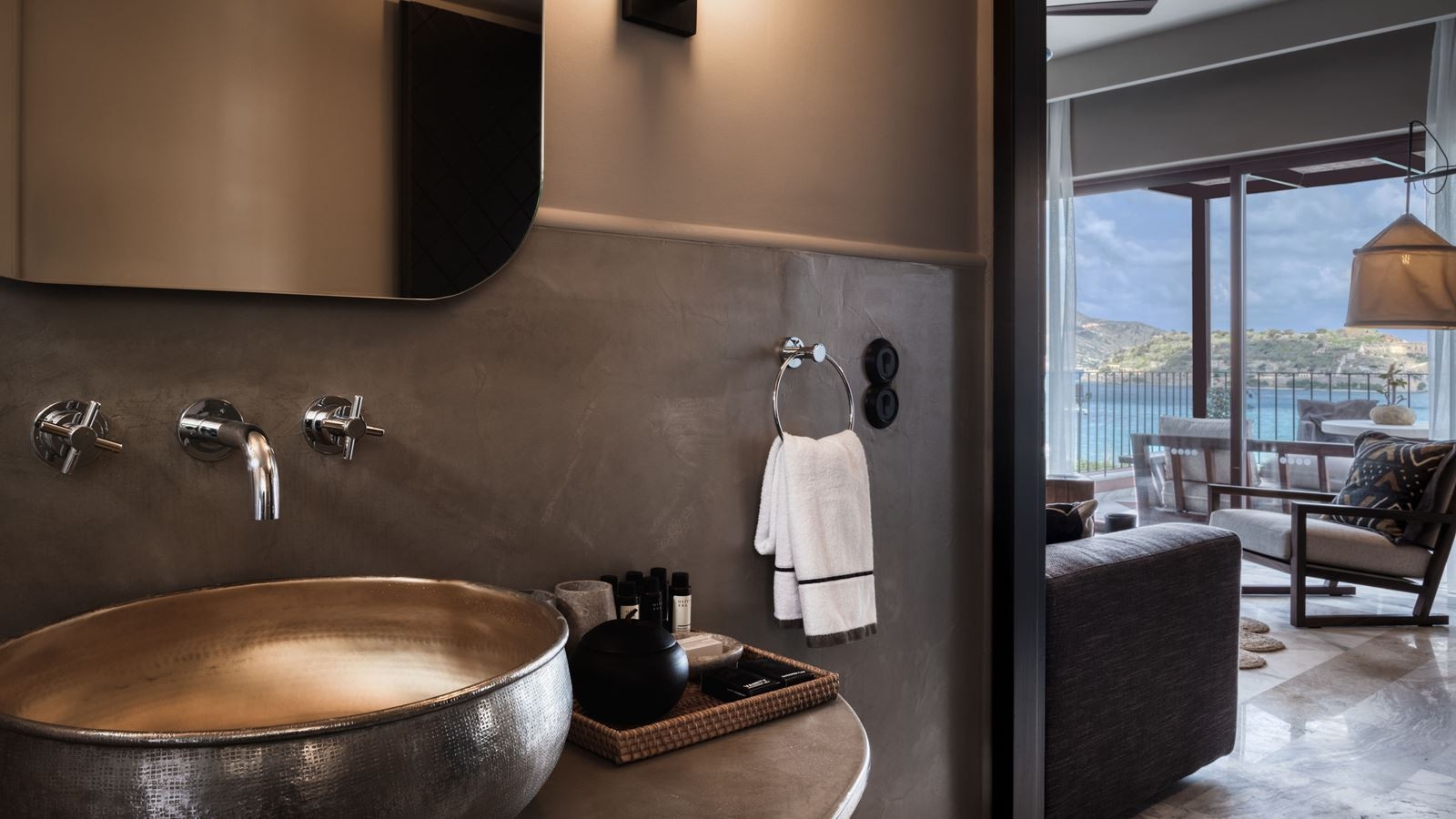 rooms-family-suite-sv-with-outdoor-jacuzzi