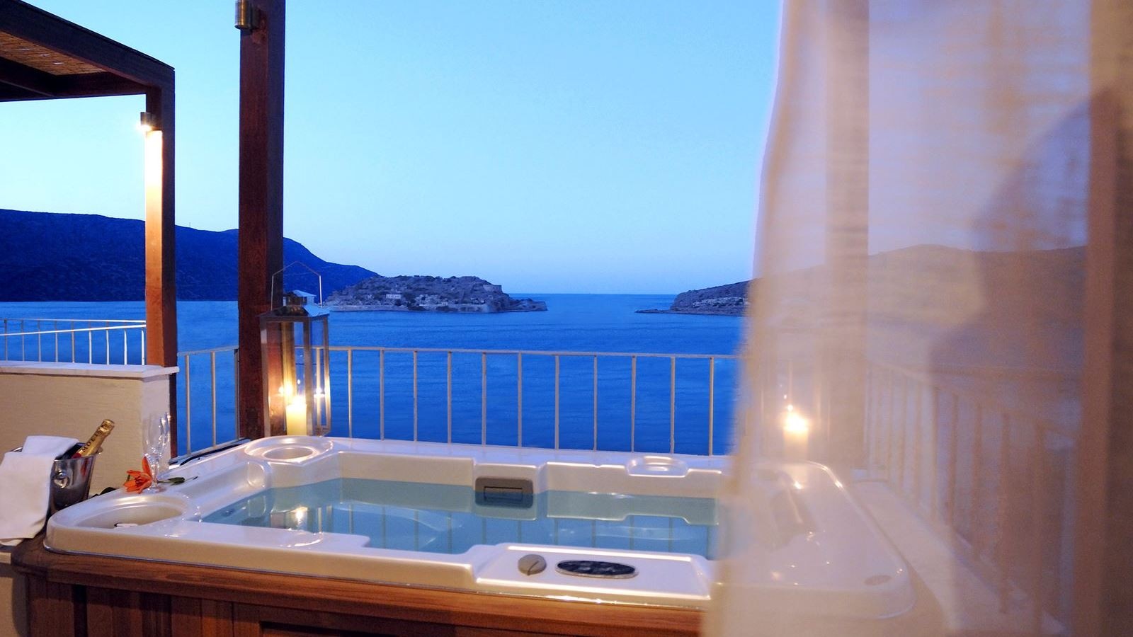 rooms-family-suite-sv-with-outdoor-jacuzzi