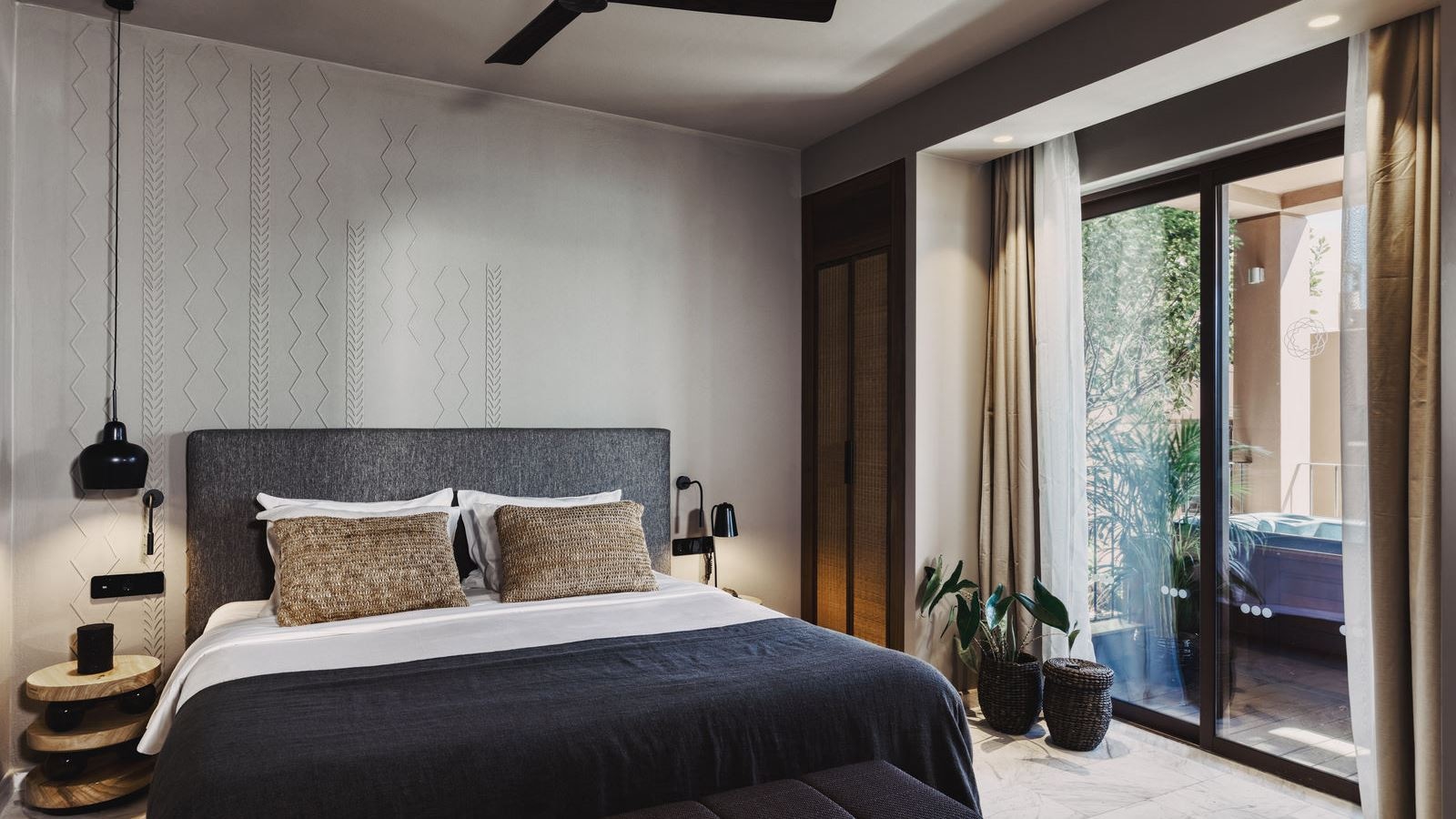 rooms-family-suite-gv-with-outdoor-jacuzzi