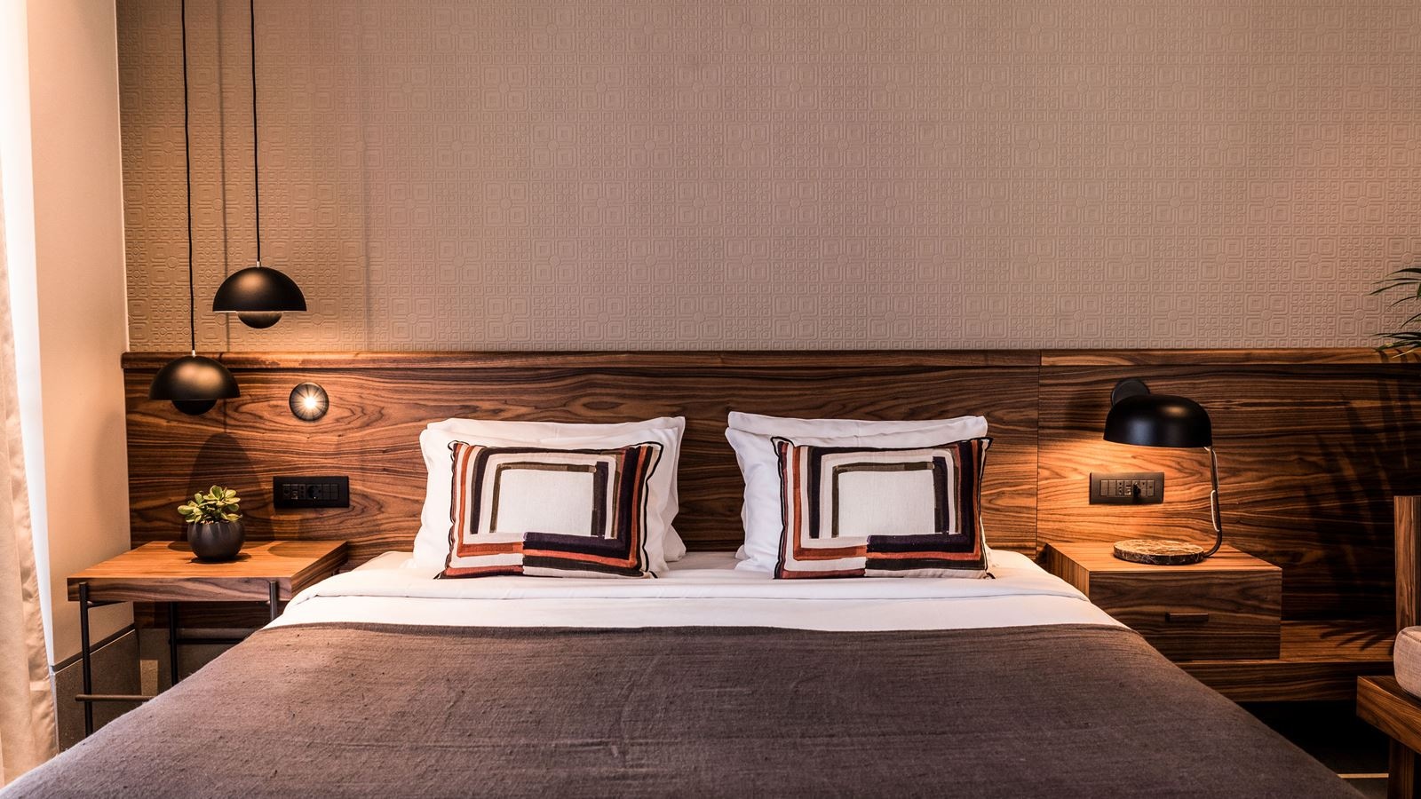 rooms-core-open-plan-suite-with-outdoor-jacuzzi