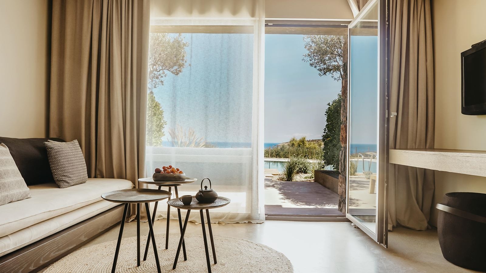 rooms-infinity-blue-junior-suite-sharing-pool