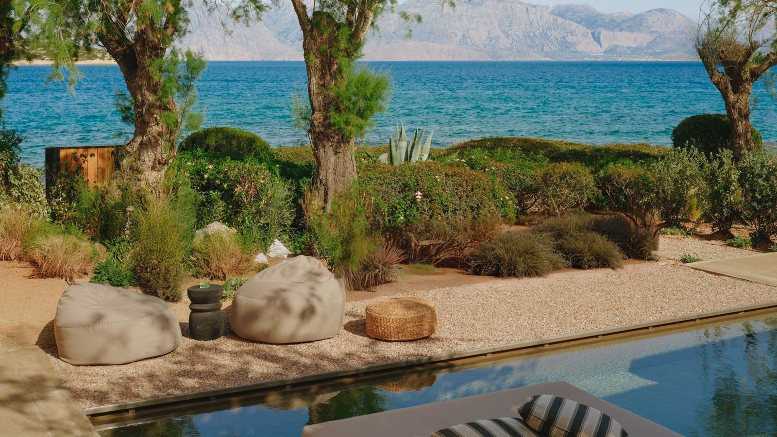 rooms-superior-bungalow-seafront-with-private-pool