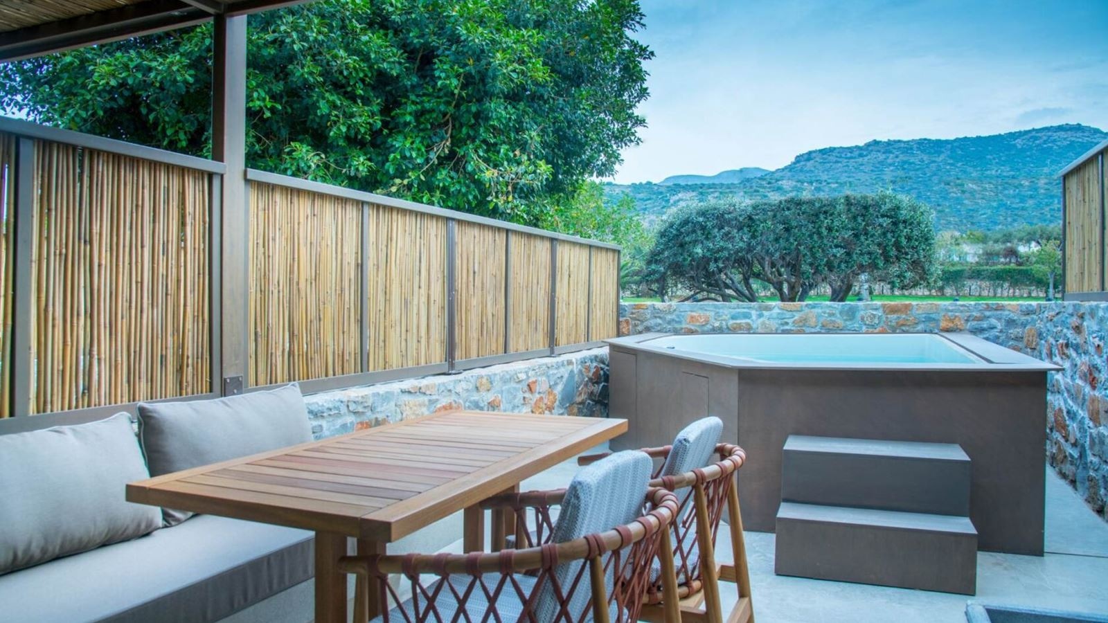 rooms-double-clasic-garden-view-outdoor-jacuzzi