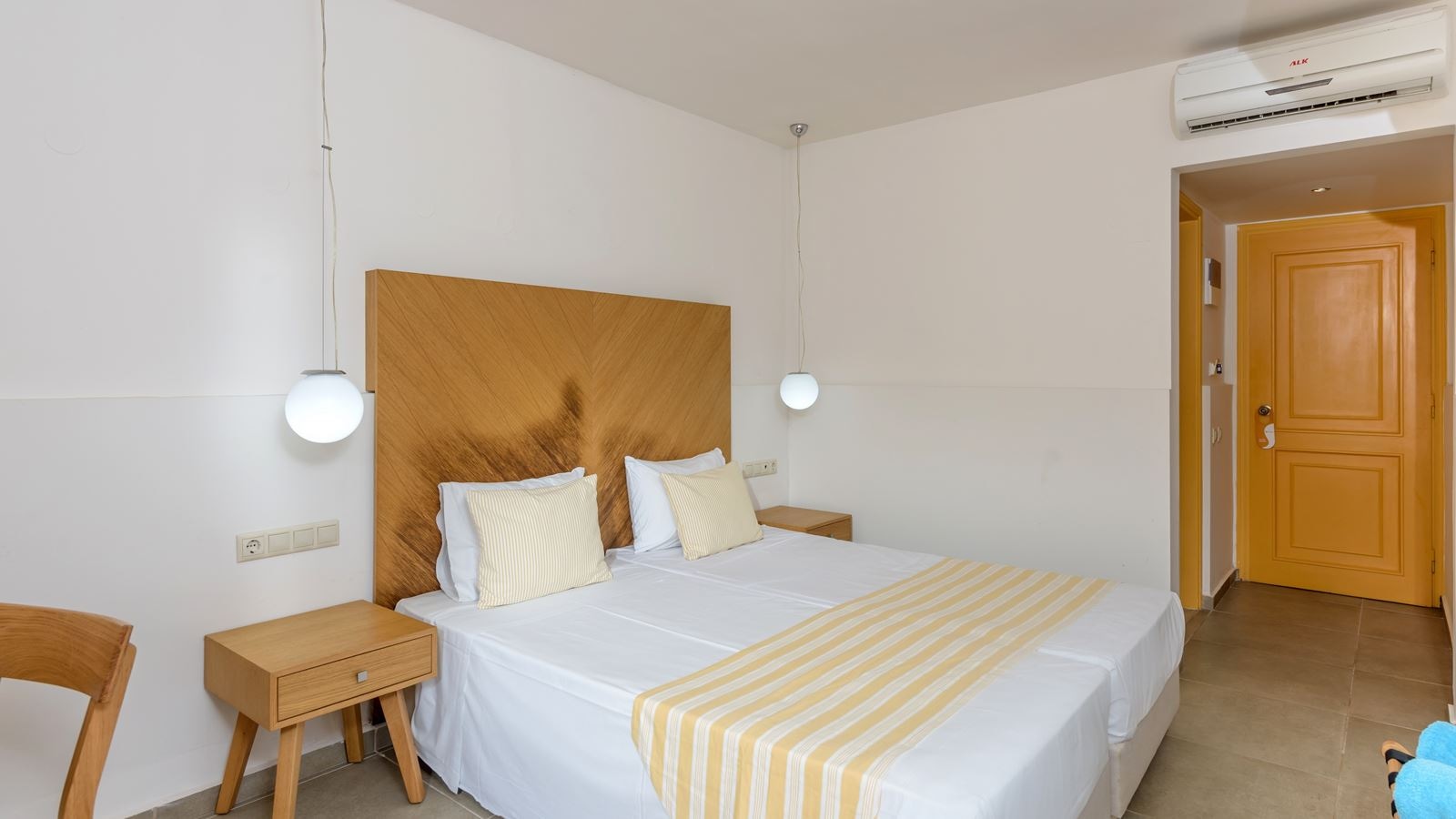 rooms-double-room-pool-view