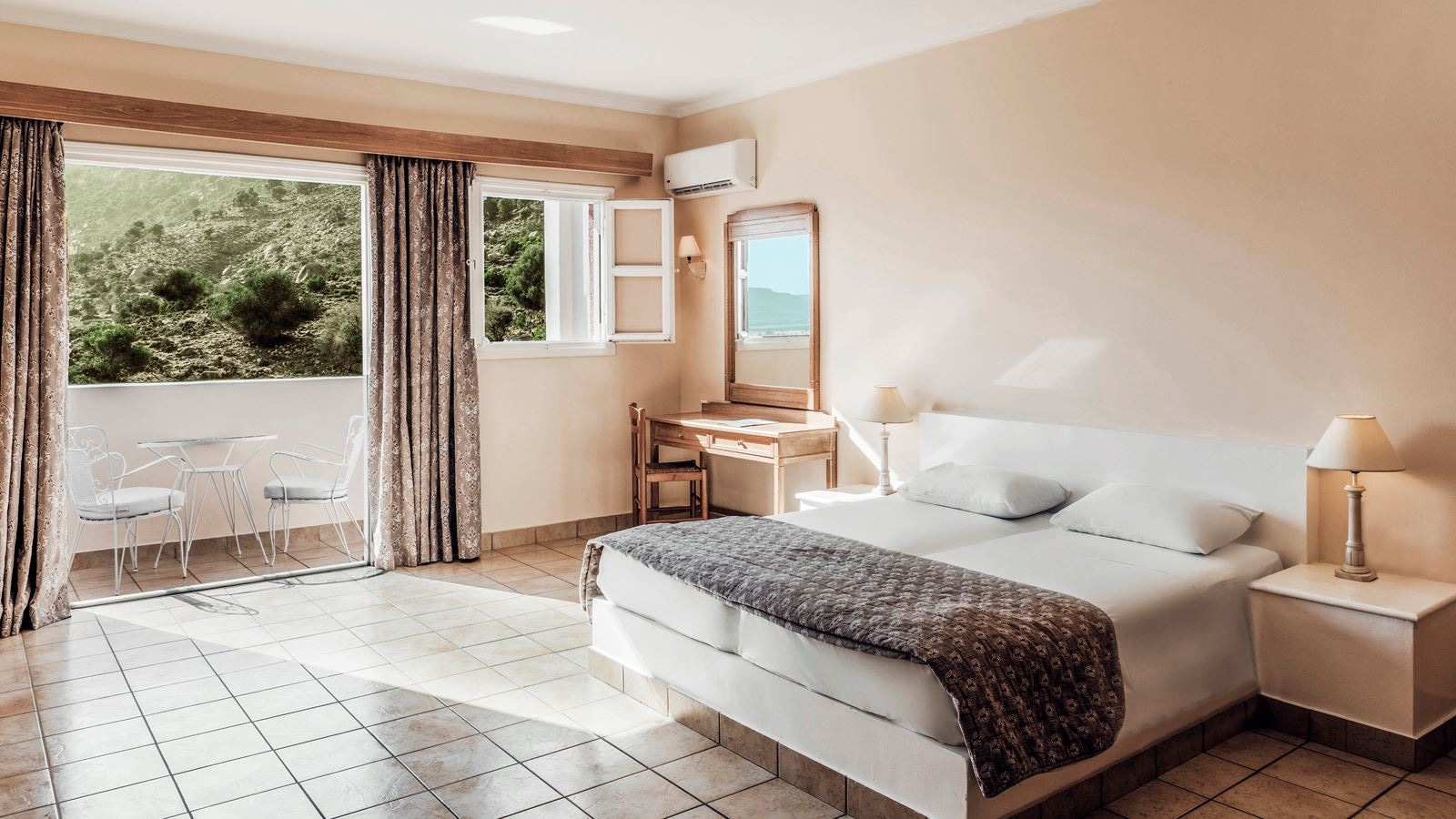 rooms-singleuse-standard-room-garden-view-balcony-or-terrace