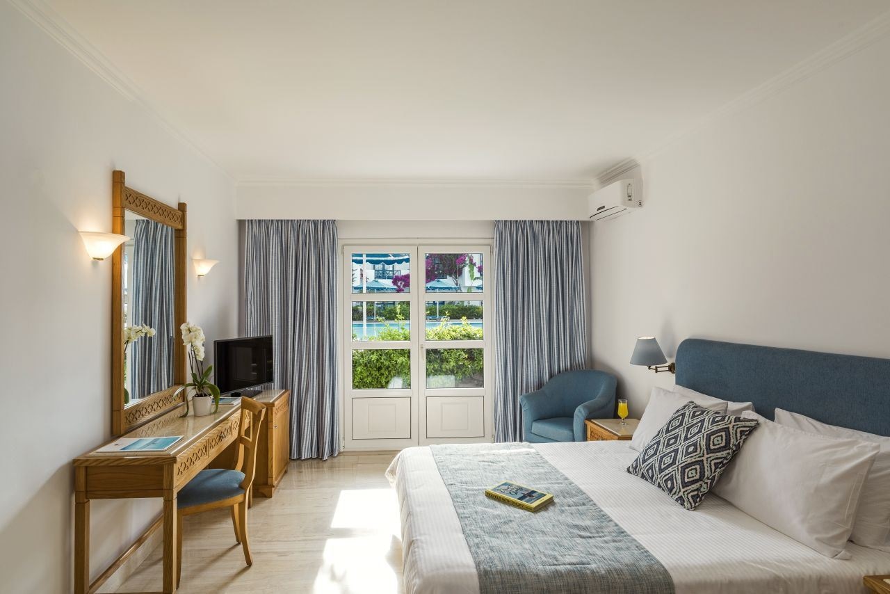 rooms-double-pool-view