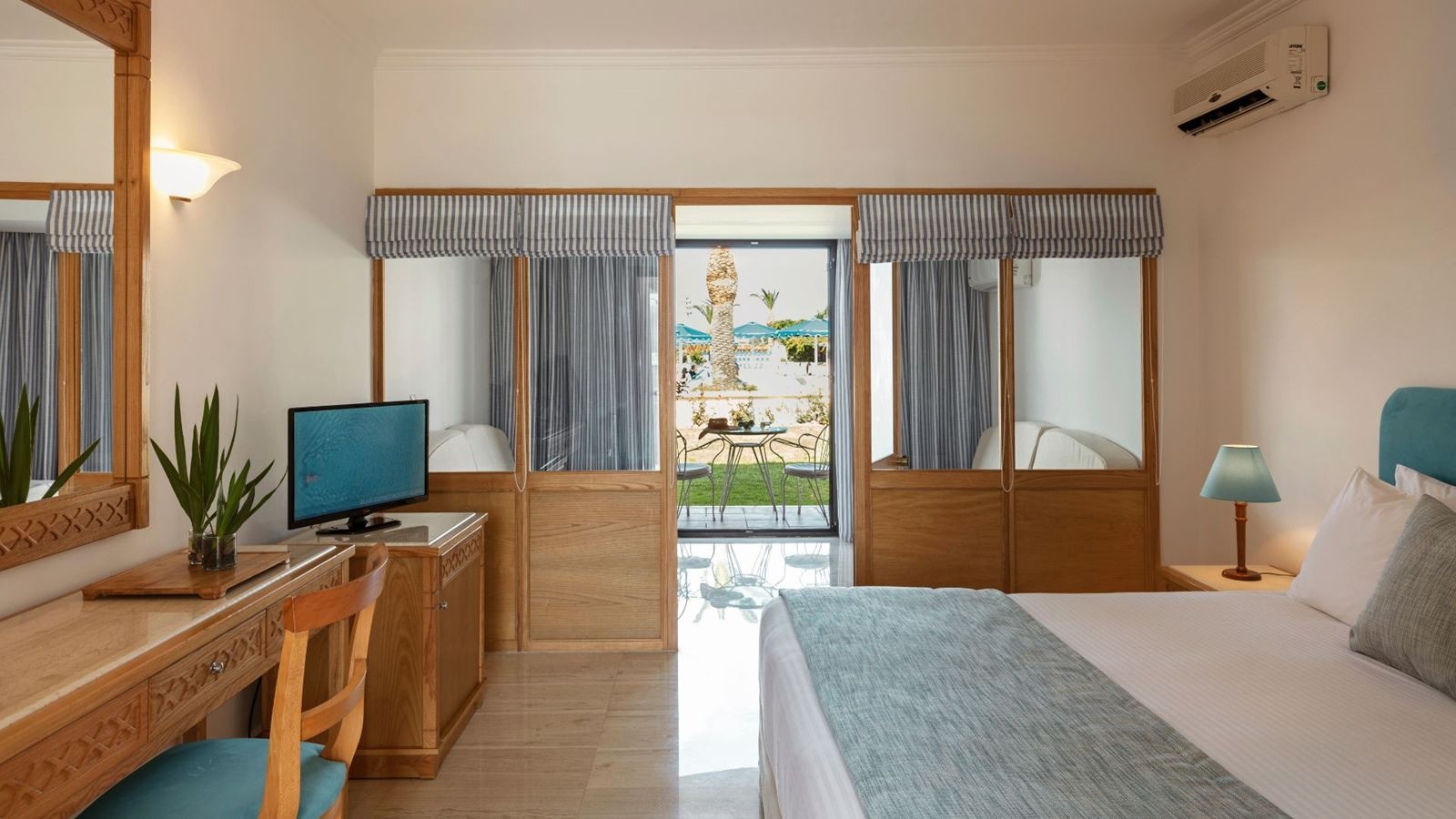 rooms-family-pool-view