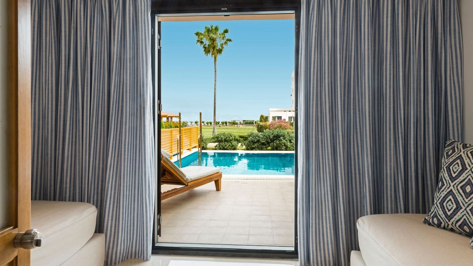 rooms-family-private-pool