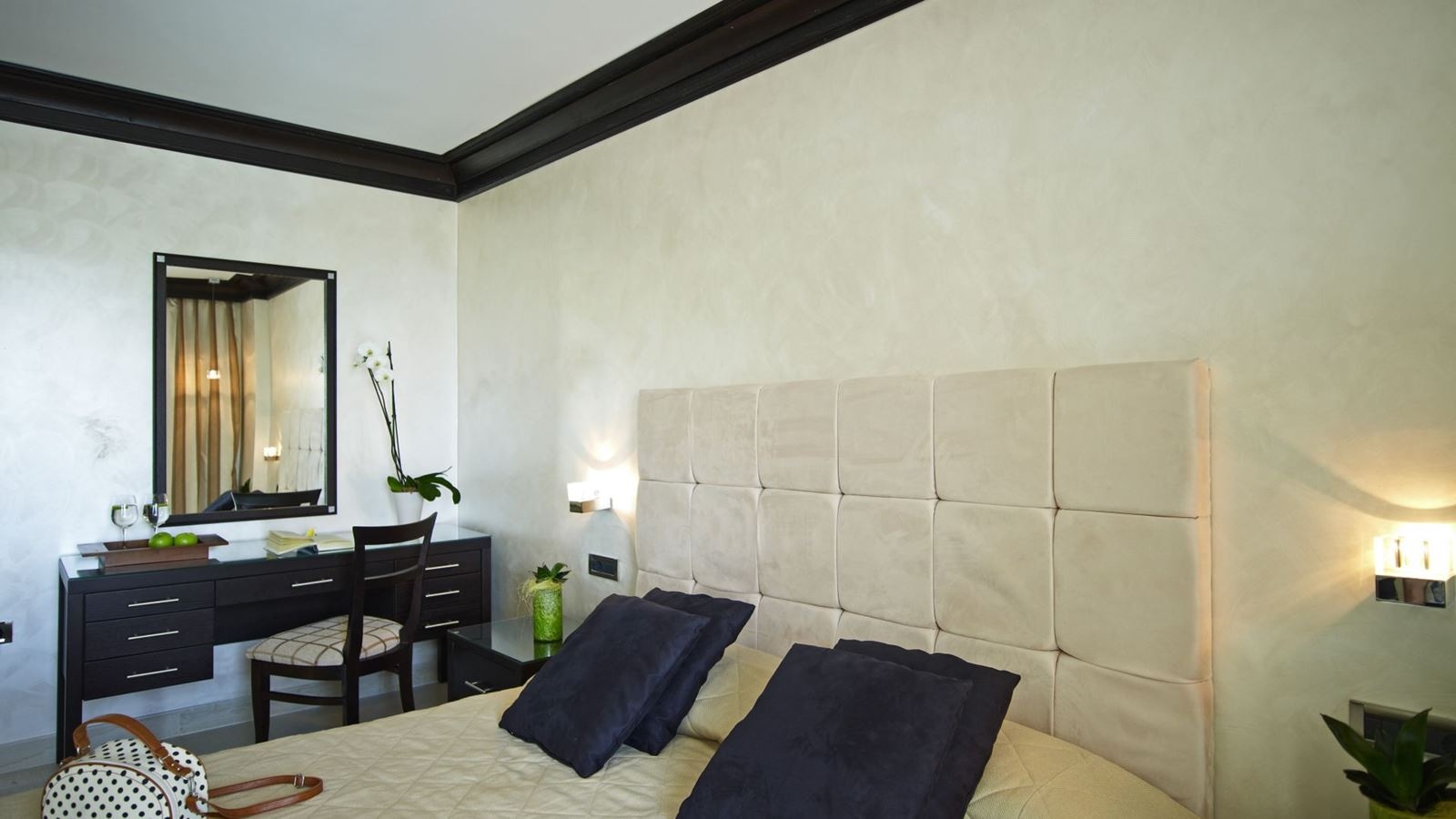 rooms-room-double--land-view--balcony-or-terrace