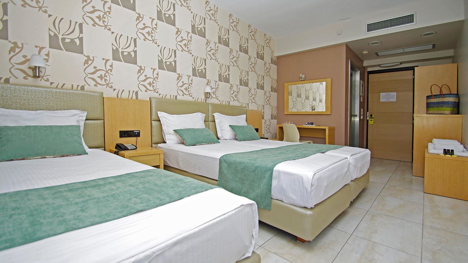 rooms-superior-triple-room-balcony