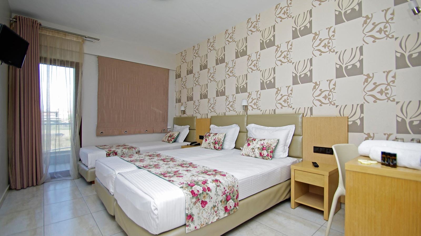 rooms-superior-triple-room-balcony