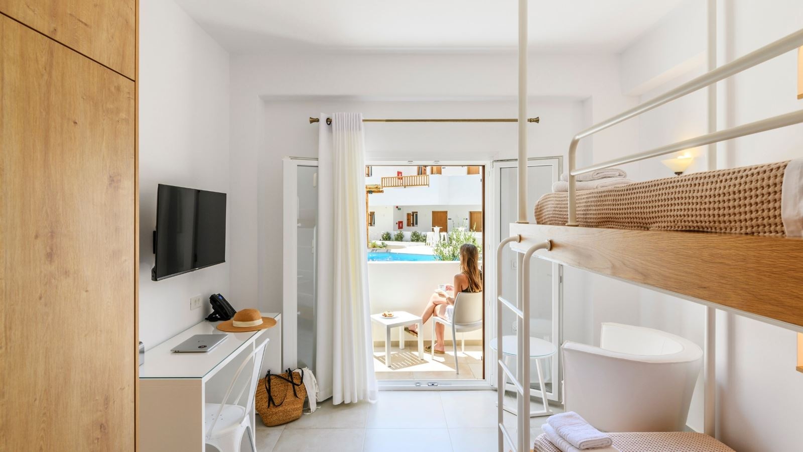 rooms-pool-splash-room-for-2