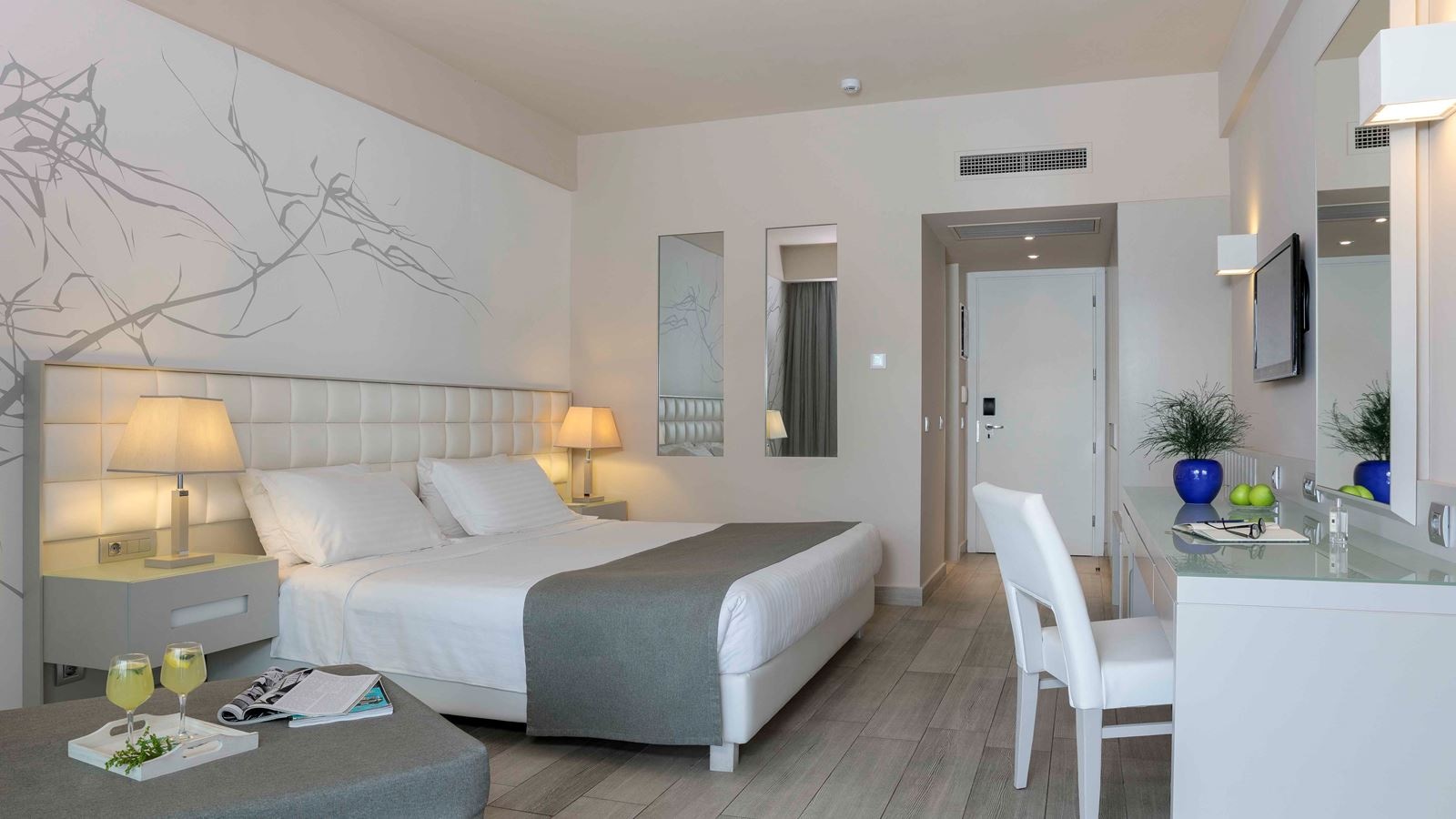 rooms-deluxe-room-side-sea-view-balcony