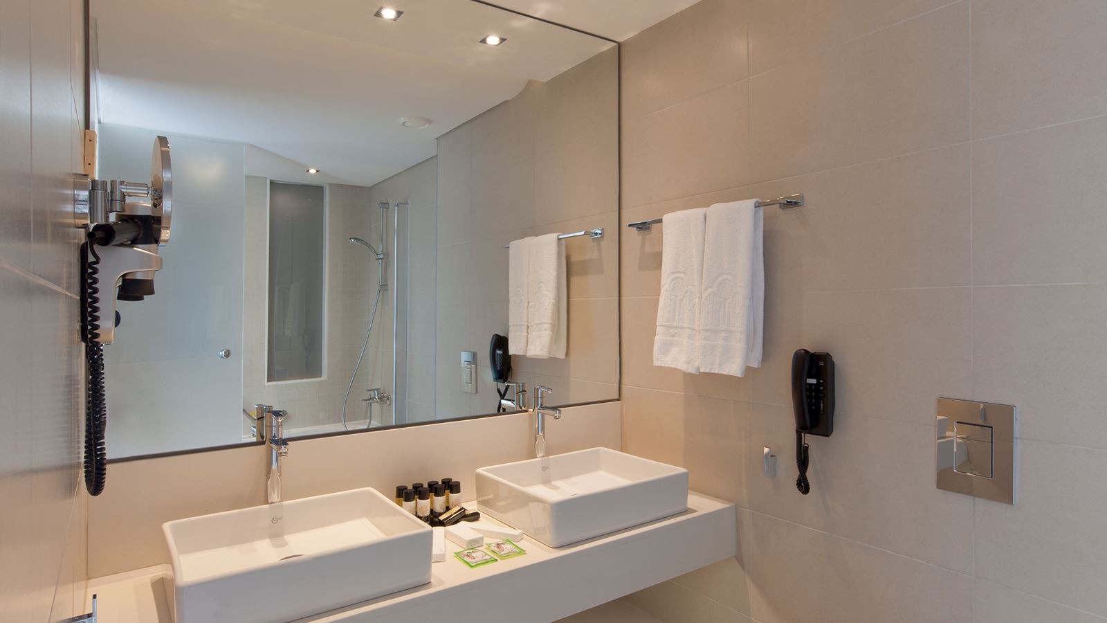 rooms-junior-suite-balcony-garden-view