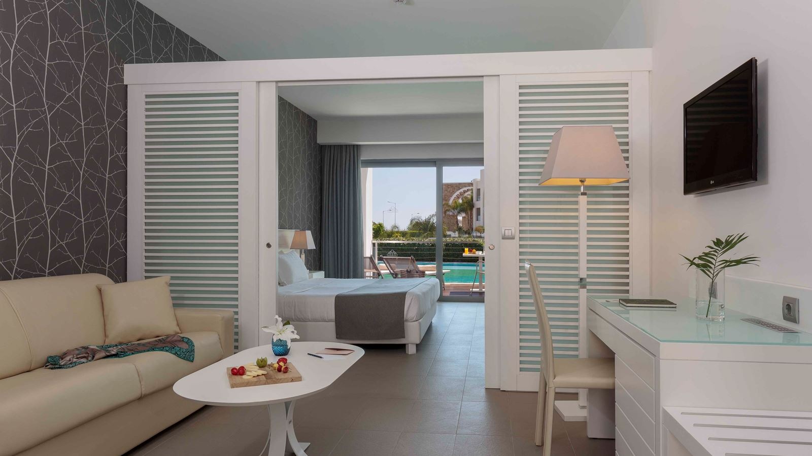 rooms-family-room-sharing-pool-terrace