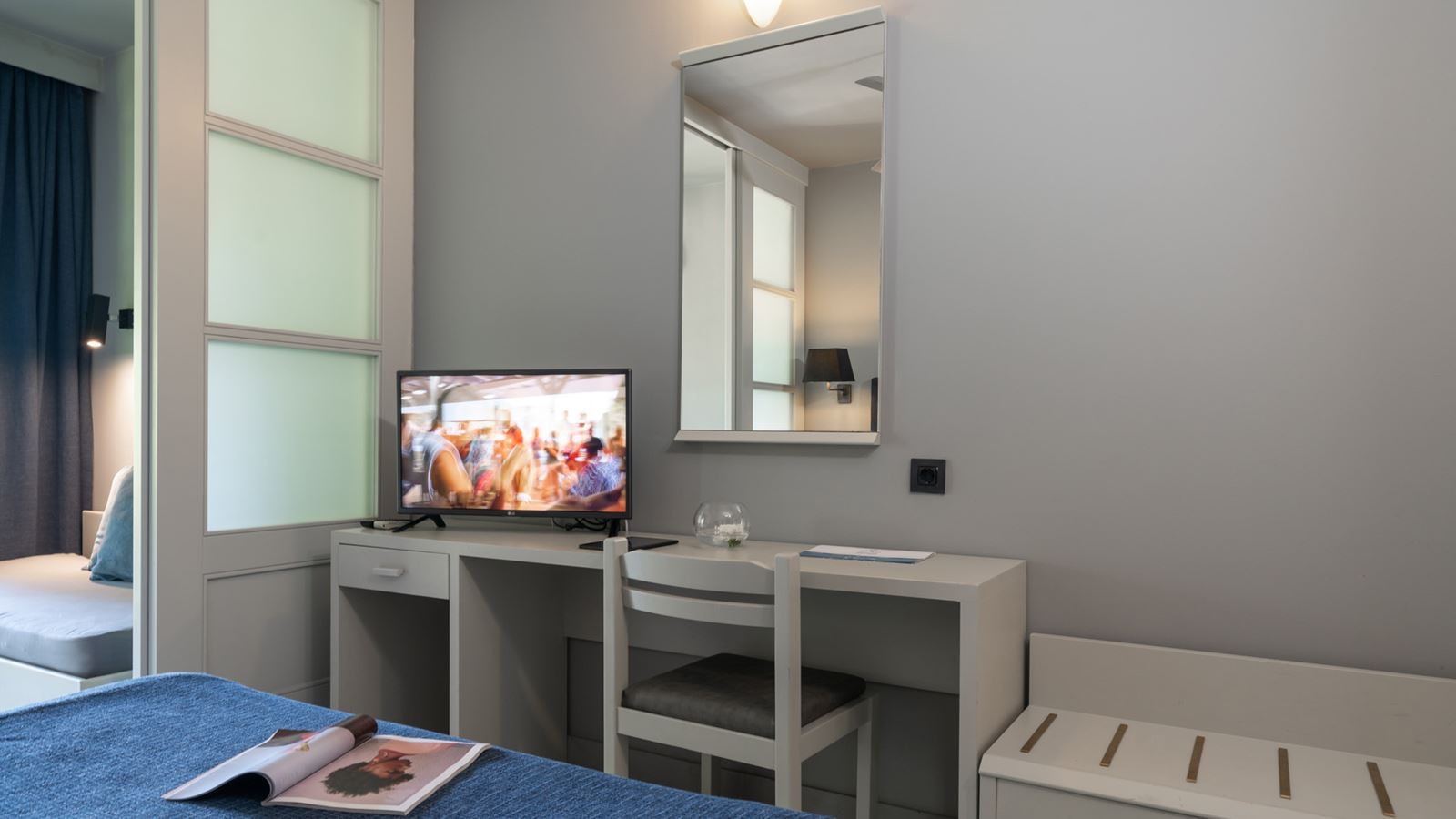 rooms-bungalow-family-room-sliding-doors