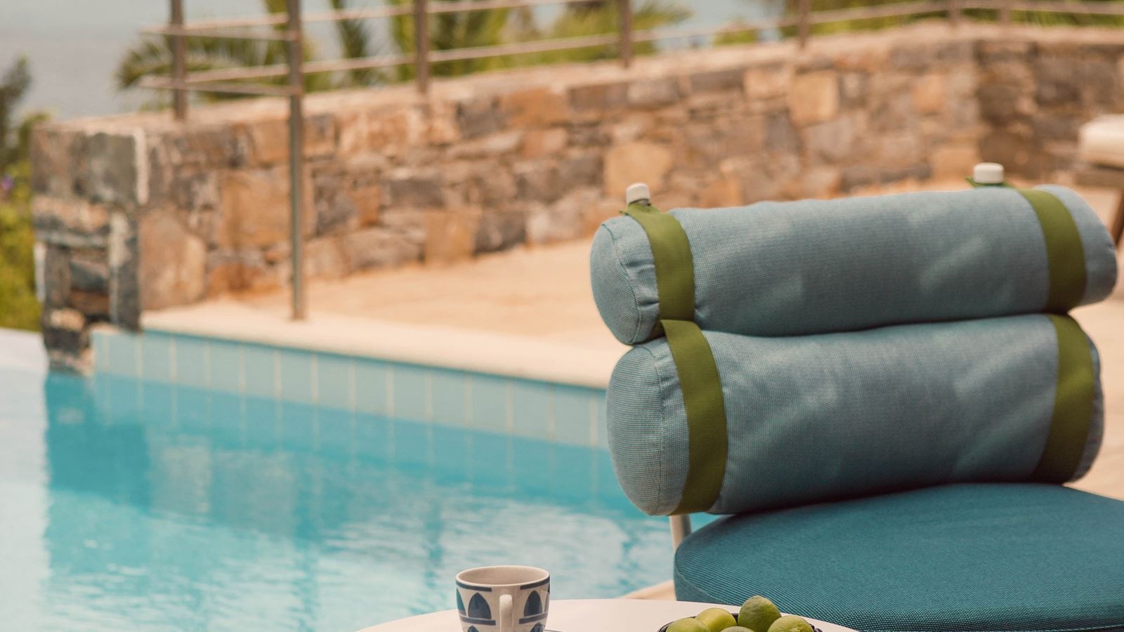 rooms-island-suite-sea-view-private-heated-pool