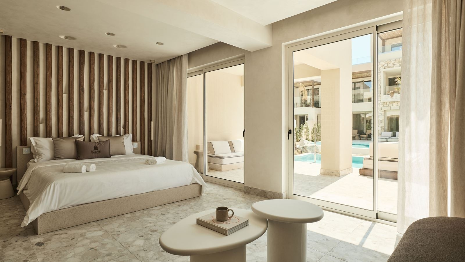 rooms-1-bedroom-suite-seaview-swimup