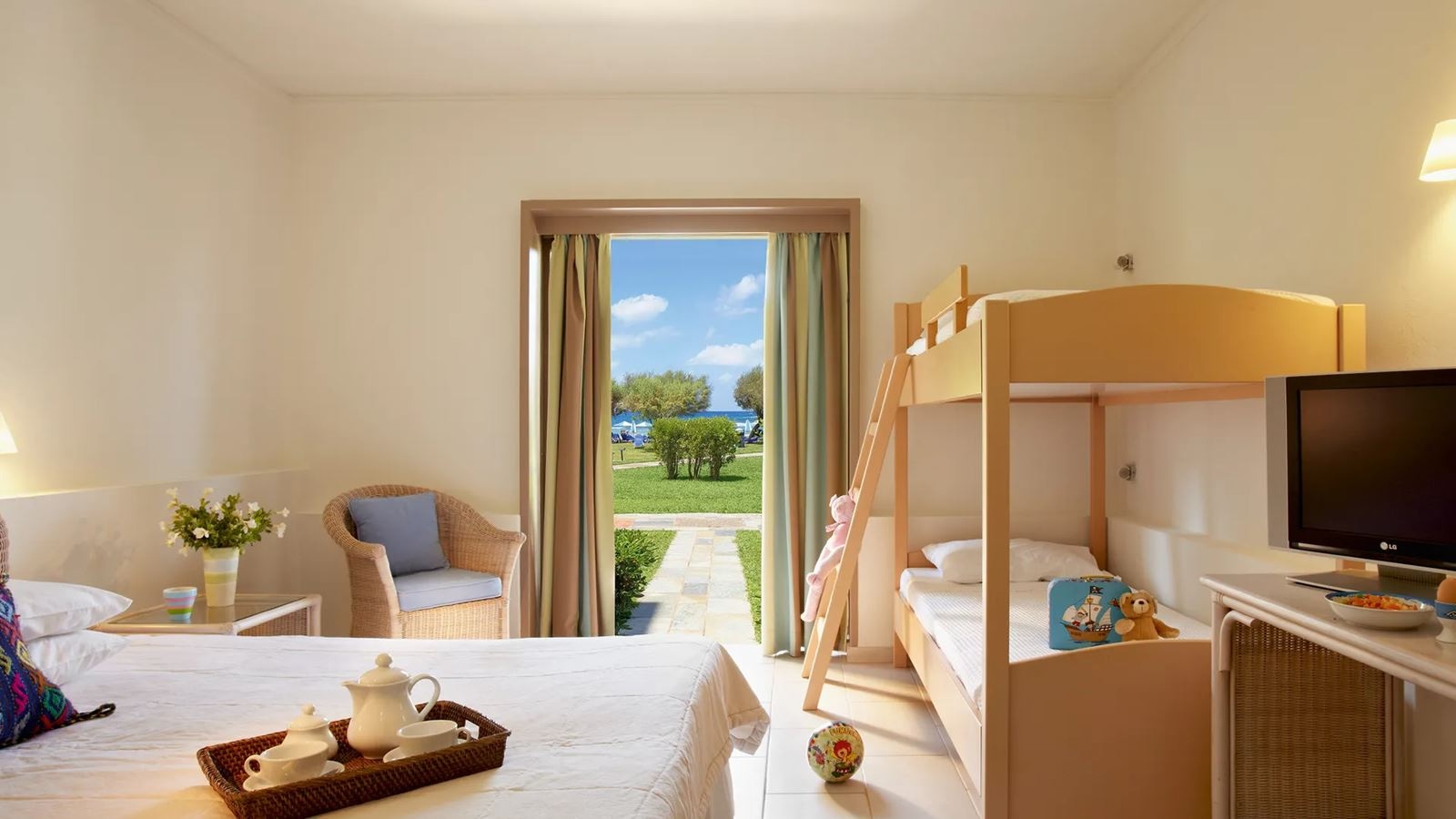 rooms-room-family-sea-view