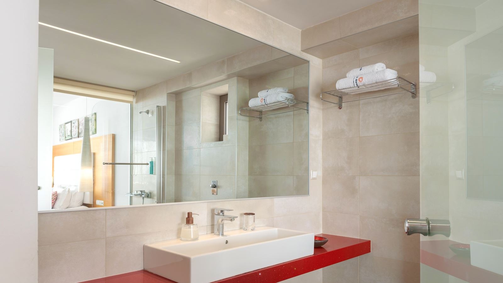 rooms-deluxe-grand-2-bedrooms-beachfront-fsv