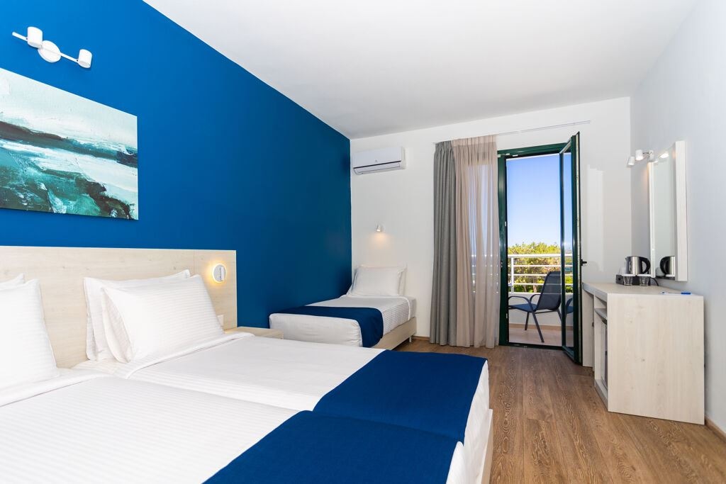 rooms-room-triple-sea-view