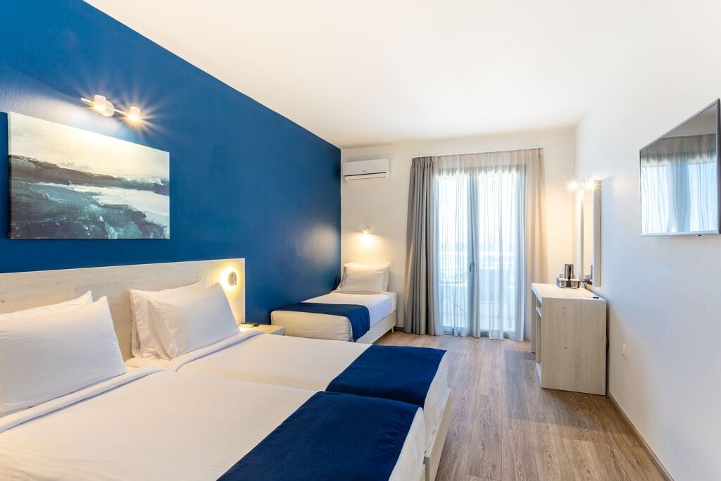 rooms-room-triple-sea-view