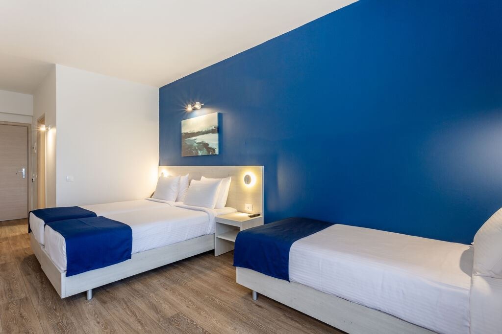 rooms-room-triple-sea-view