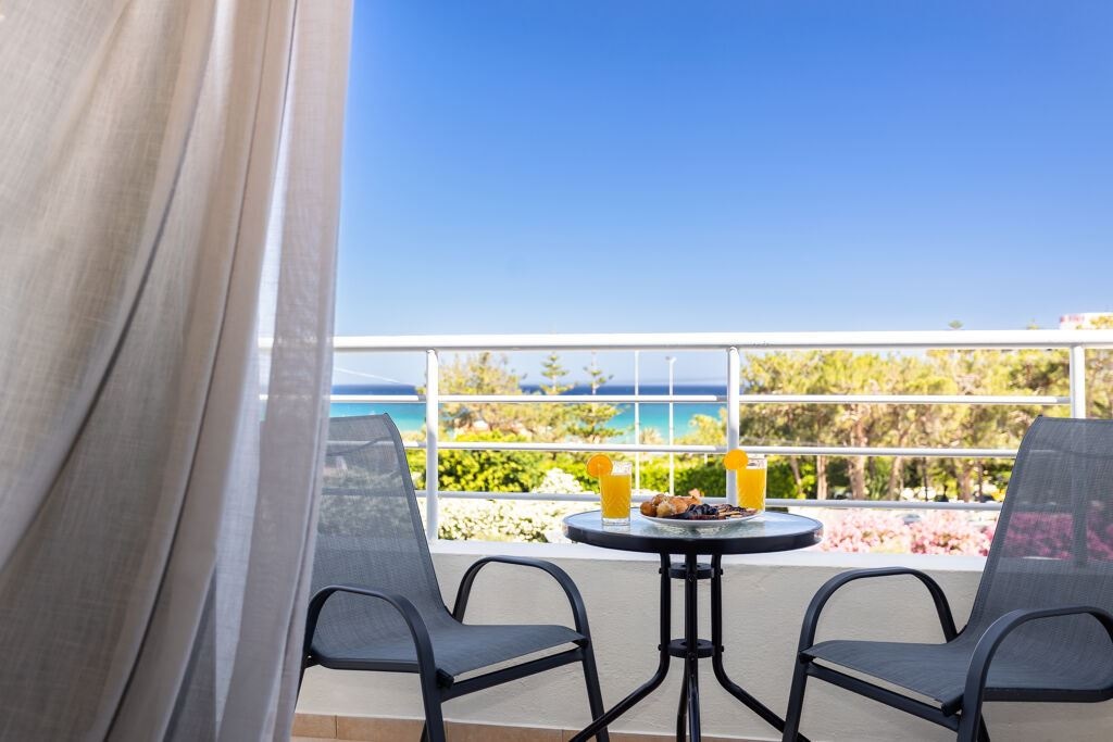 rooms-room-triple-sea-view