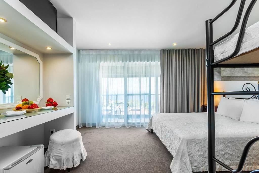 rooms-family-room-sea-view