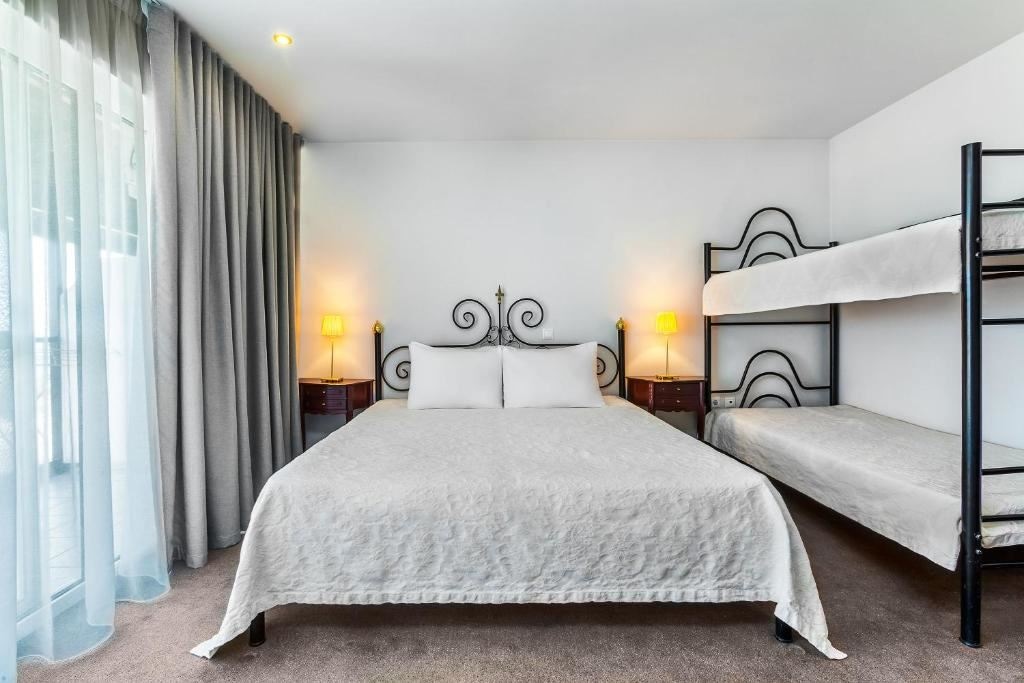 rooms-family-room-sea-view