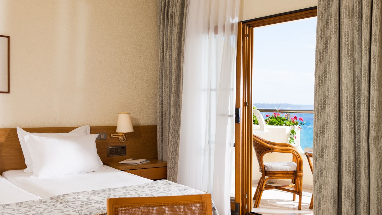 rooms-family-room-sea-view-bungalow