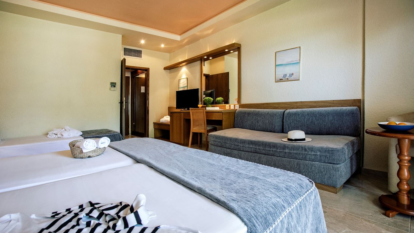 rooms-family-room-sea-view-bungalow