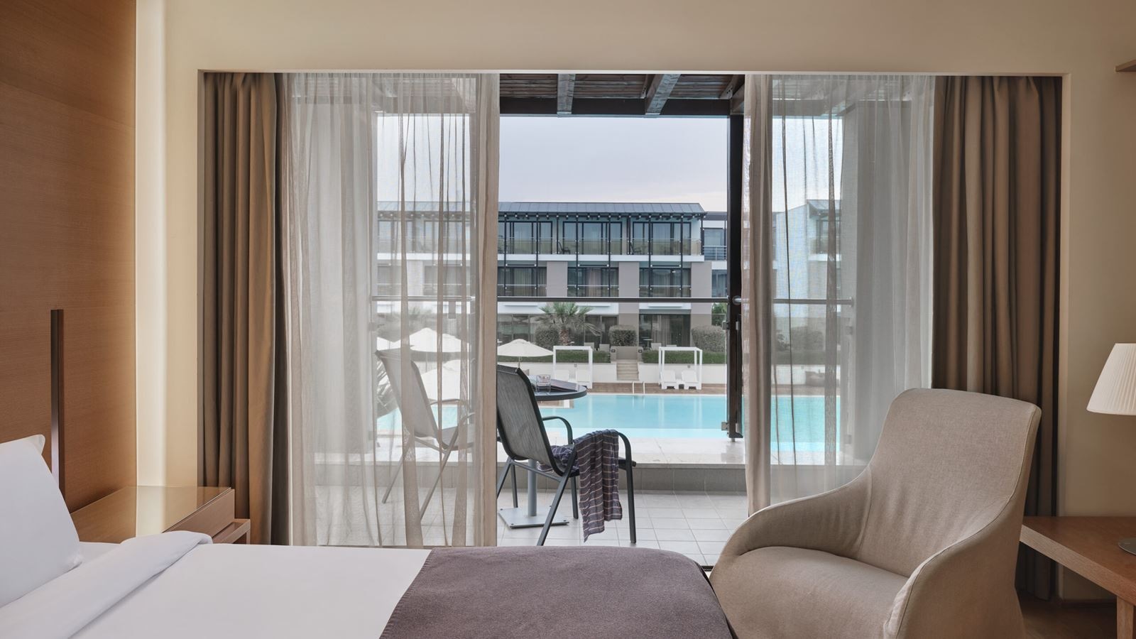 rooms-superior-room-pool-view