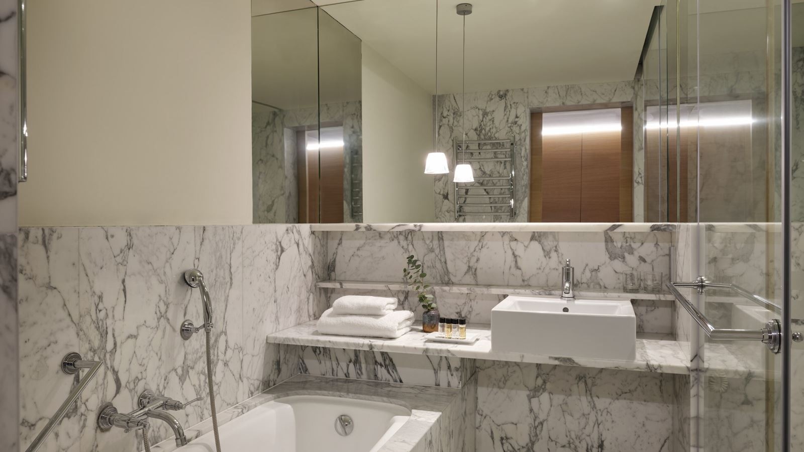 rooms-junior-suite-pool-view