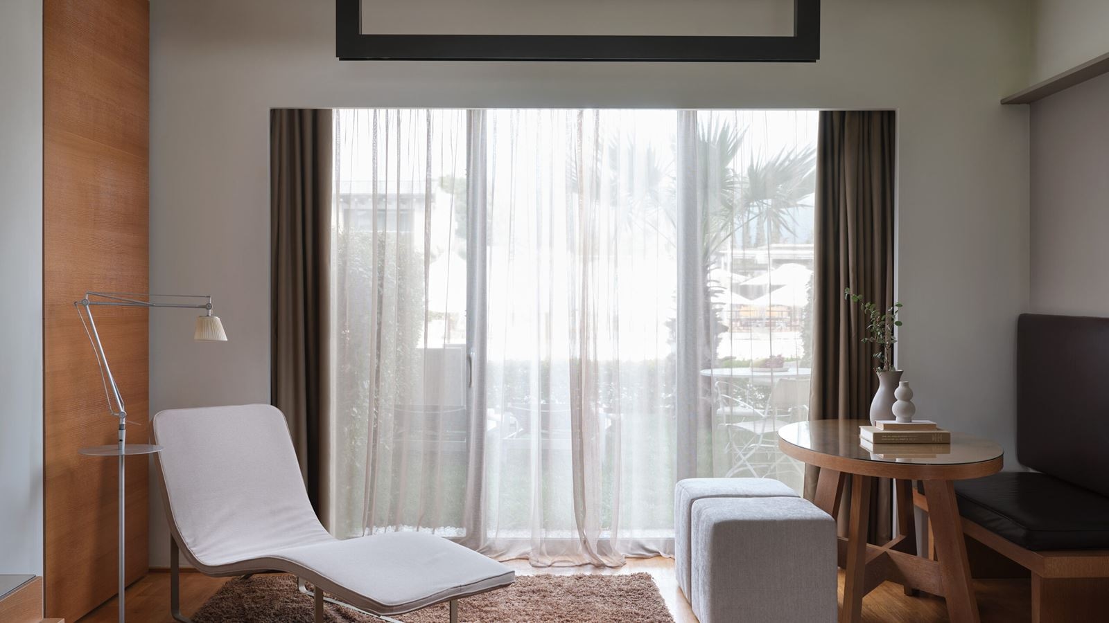 rooms-junior-suite-pool-view