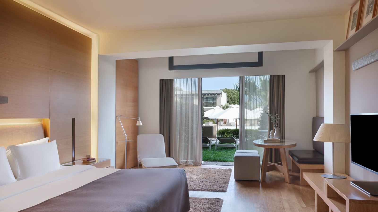 rooms-junior-suite-pool-view