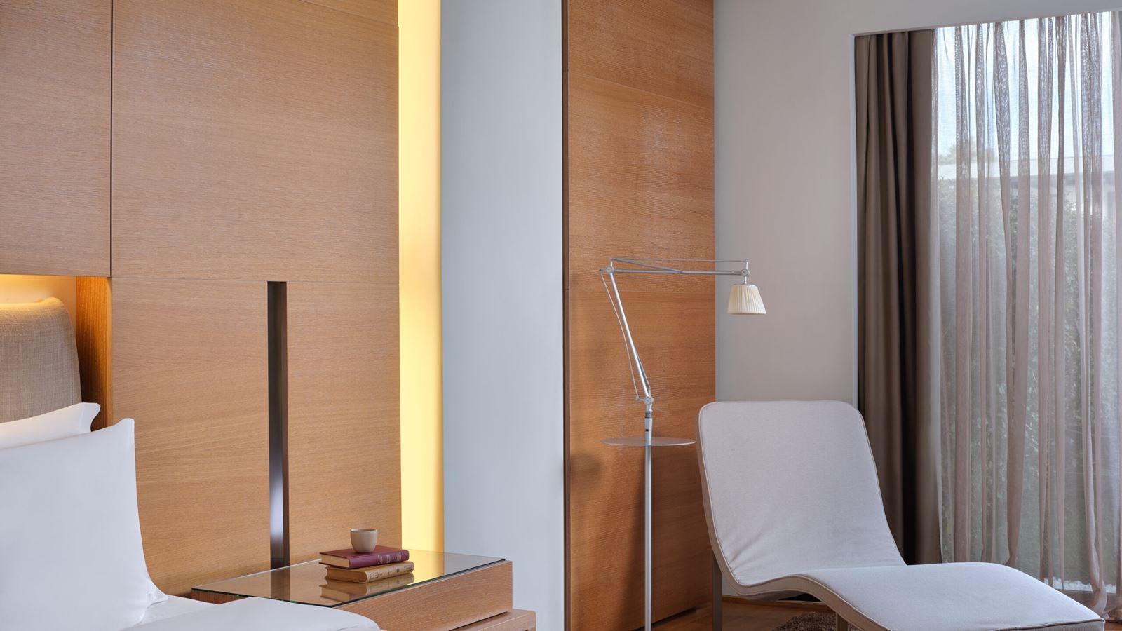 rooms-junior-suite-pool-view