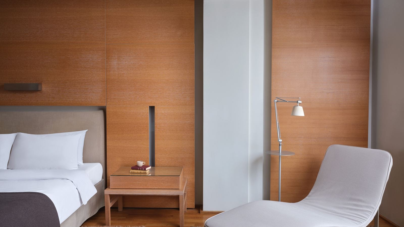 rooms-junior-suite-pool-view