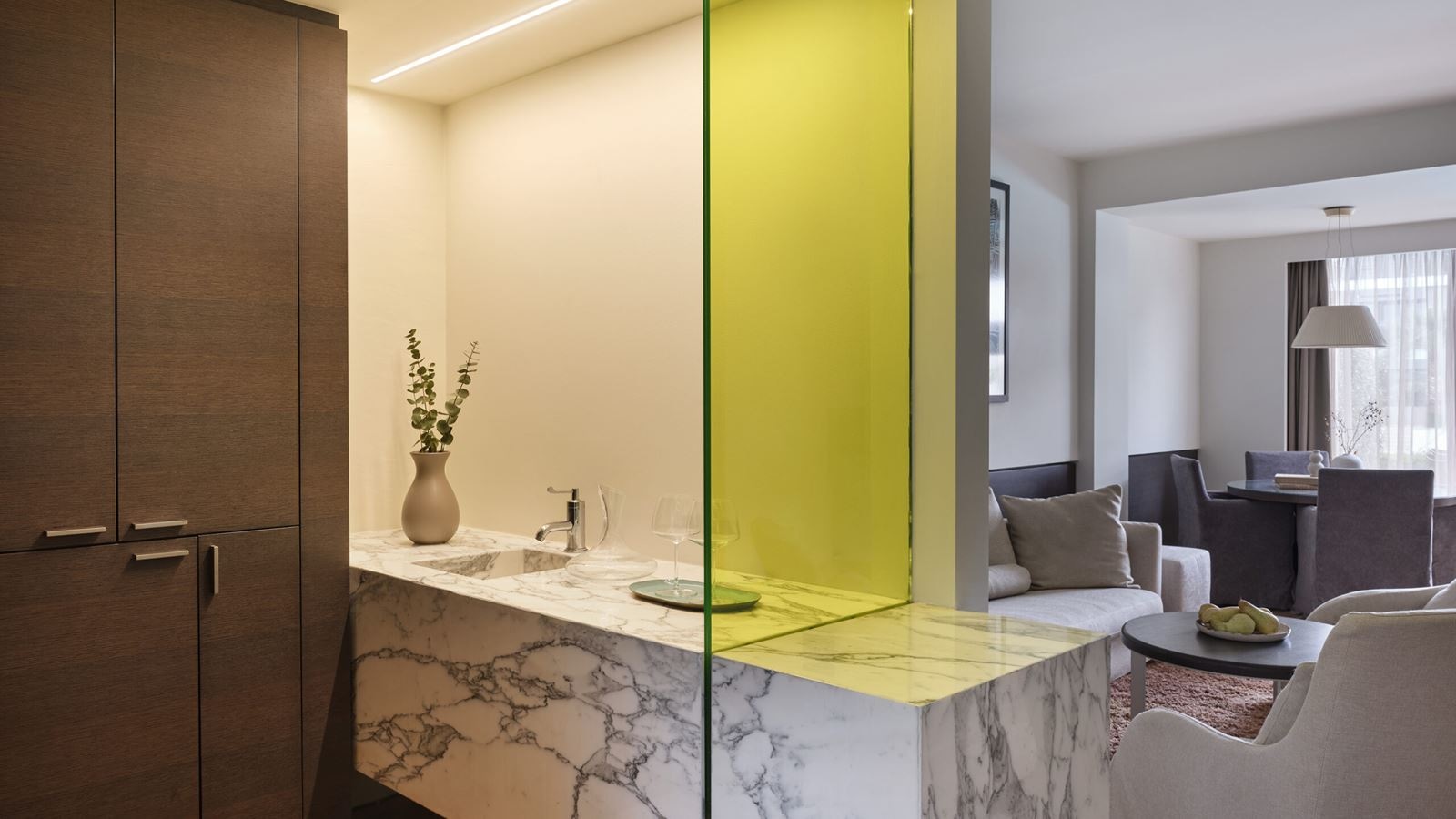 rooms-executive-suite-pool-view