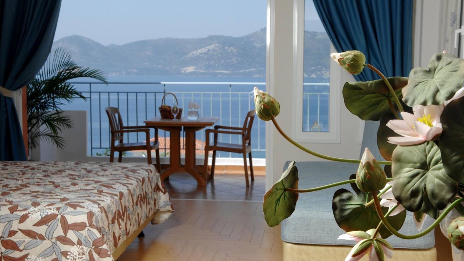 rooms-superior-double-room-with-side-sea-view