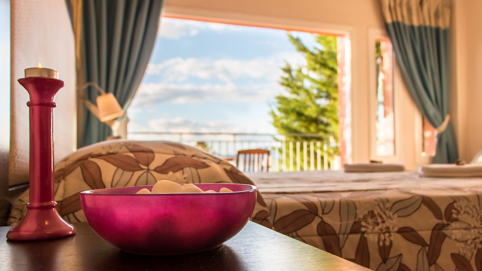 rooms-superior-double-room-with-side-sea-view