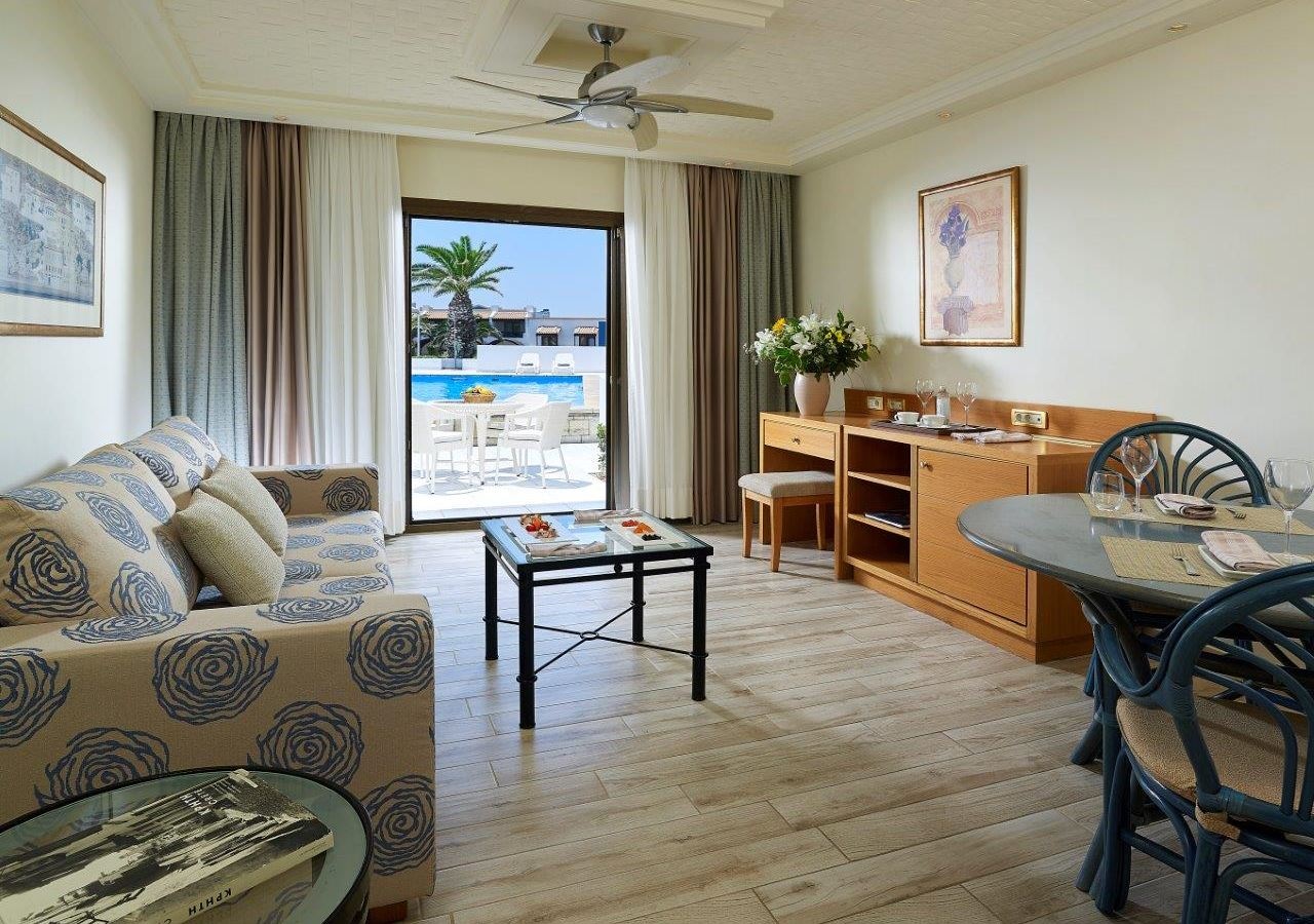 rooms-knossos-maisonette-sharing-pool