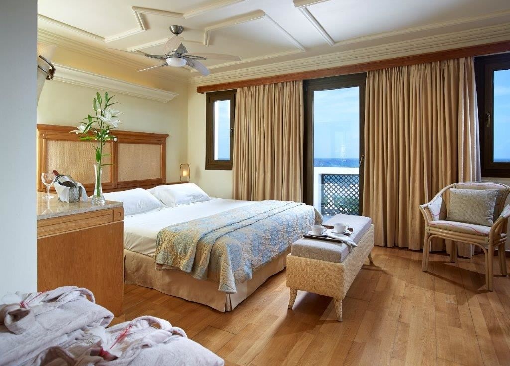 rooms-junior-suite-sharing-pool