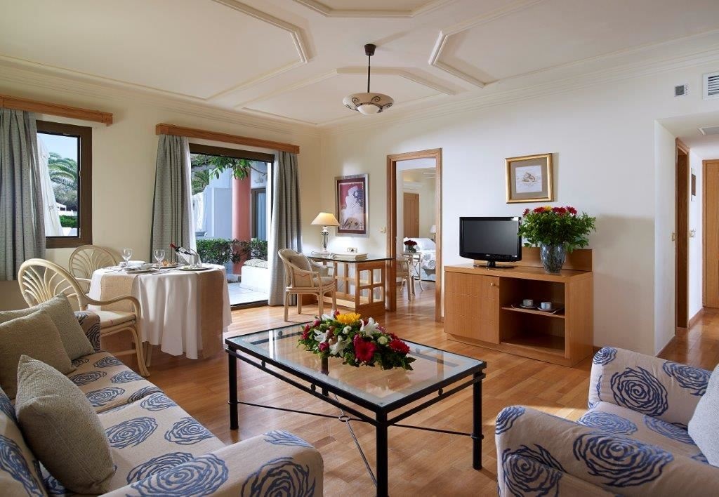 rooms-knossos-suite-sharing-pool