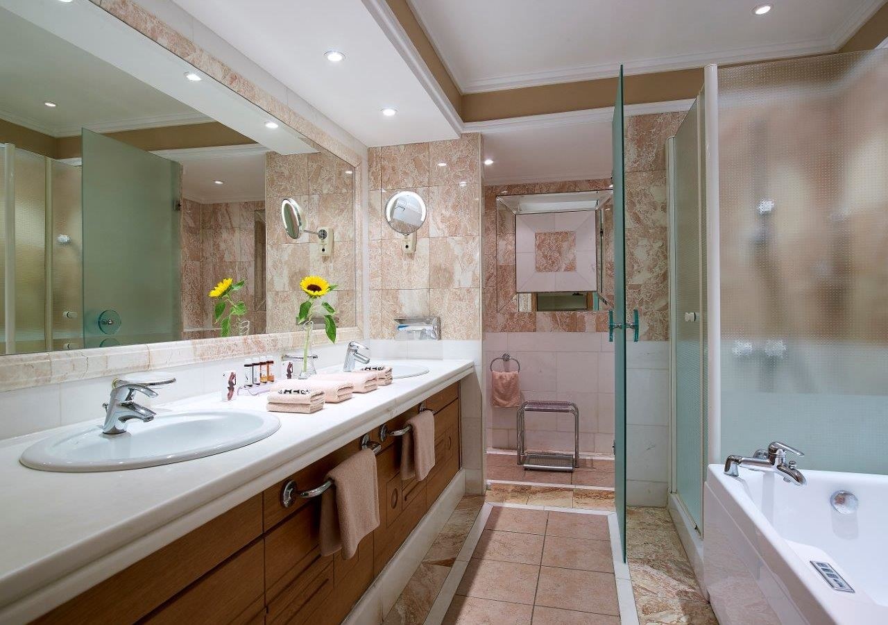 rooms-knossos-suite-sharing-pool