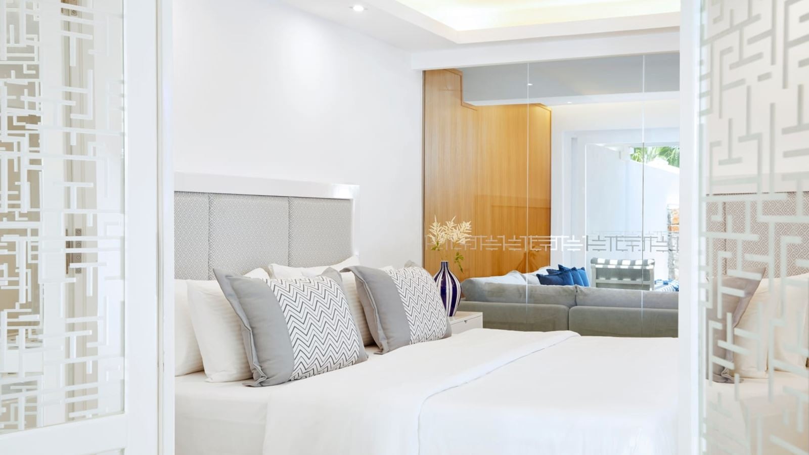 rooms-signature-island-suite-beachfront-jacuzzi