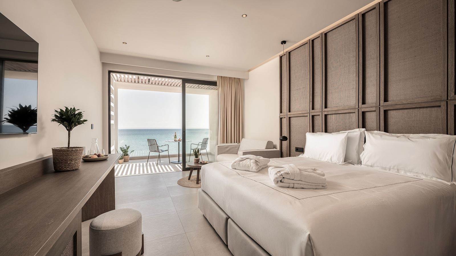 rooms-suite-superior-sea-view-with-balcony