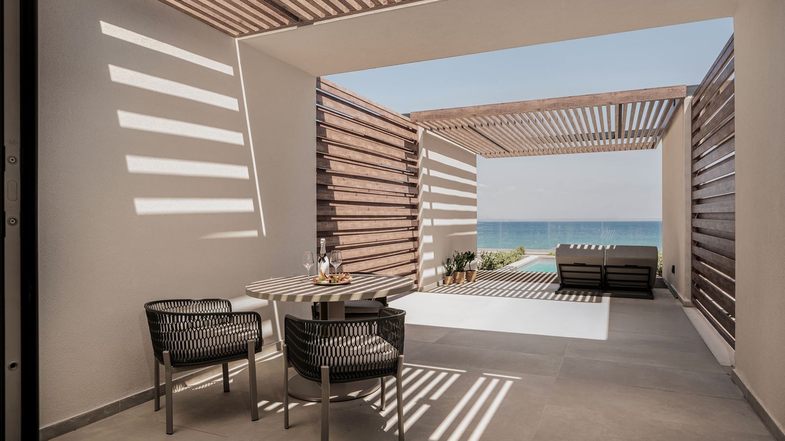 rooms-suite-deluxe-with-private-pool-and-balcony